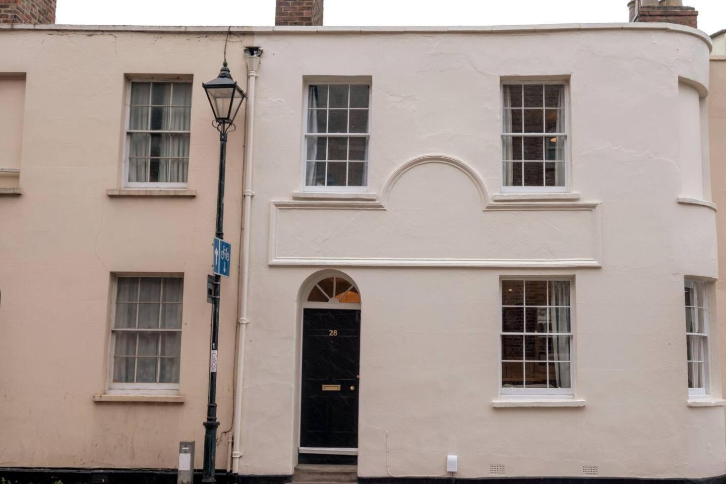 Pass The Keys Stylish Grade Ii Listed House Holiday home